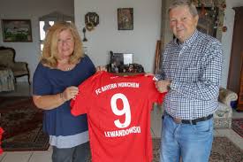 Uli hoeneß steuerhinterziehung im märz 2013zeigt sich uli hoeneßbeim finanzamt selbst an weil er für die kapitalerträge seines ermittler durchsuchen hoeneß' haus am tegernsee bei münchen. Hallo Frau Urig Hier Ist Der Uli Hoeness Saarnews