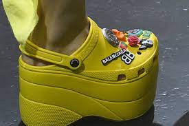 It's called fashion, maybe you have no release info for balenciaga's spring 2022 balenciaga clones crocs collaboration has surfaced. Schon Hasslich Balenciaga Zeigt Plateau Crocs Vogue Germany