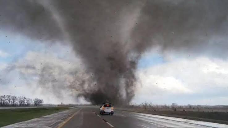 Una oleada de tornados arrasa los suburbios de Nebraska: tres heridos y cientos de casas dañadas