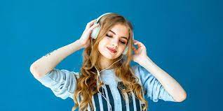 Kebersamaan waktu dulu sangat membahagiakan apabila bisa tejalin ,tapi terasa tidak mungkin. Lirik Lagu Teman Tapi Mesra Ratu Bola Net