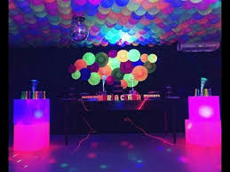Si lo que buscas es una fiesta diferente la decoración neón puede ser lo que buscas, descubre esta espectacular fiesta temática y saca el mayor provecho de una decoración neón para darle mucha originalidad a tu fiesta con sus colores llamativos y las diferentes opciones. Fiesta De Luz Neon Fluorescente Party 2017 Mesa De Dulces Decoracion Ideas Youtube