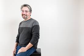 Aos 47 anos, nuno markl continua um geek com a curiosidade adolescente com que sempre foi conhecido desde os tempos do homem que mordeu o cão. Entrevista A Nuno Markl Quot Todos Gostamos De Mamar Na Teta Nostalgica Quot