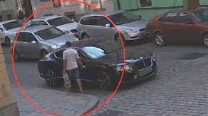 Svéráz fotbalových trávníků se loučí. Video Vandal Vyryl Na Vuz Fotbalisty Limberskeho Skoro Trimetrovou Ryhu Idnes Cz