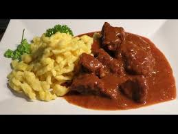 Herzhaftes Osterreichisches Wiener Rindsgulasch Nach Sacher Fur Ungeduldige Youtube Rindsgulasch Gulasch Lebensmittel Essen