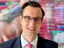 Robert Schelling's Instagram, Twitter & Facebook