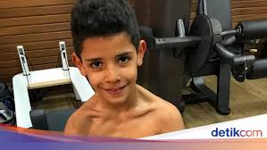 Cristiano ronaldo, (lahir di funchal, madeira, portugal, 5 februari 1985; Anak Cristiano Ronaldo Memulai Karier Di Juventus Junior