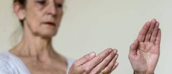 Laute in Bewegungen umwandeln: Mit Heileurythmie zur Lebensmitte