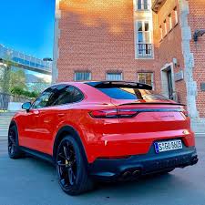 Das Lavaorange Cayenne Coupe In Freier Wildbahn Mit Carbon Dach Den Neuen 22 Zoll Gt Design Rader In Platinum Und Allem Was Porsche Porsche Cayenne Gts Coupe