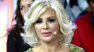 Ha debuttato in televisione 2001, in qualità di corteggiatrice e, in seguito, di tronista del programma di canale 5 uomini e donne, condotto da maria de filippi. Tina Cipollari Ha Deciso La Vamp Di Uomini E Donne Ci Riprova