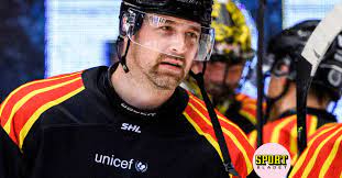 Jonas berglund ramlar av brynäs spelaren simon bertilsson. Patrik Berglund Ar Redo For Spel For Brynas Mot Hv71