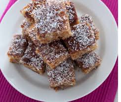 Versione al cacao della classica torta 7 vasetti la cui preparazione prevede appunto 7 vasetti di ingredienti, utilizzando il vasetto dello yogurt da aggiungere quindi il cacao, anche questo setacciato per non creare grumi e amalgamare bene con una spatola. Torta Sette Vasetti Cocco E Cioccolato Un Dolce Tutto Da Divorare