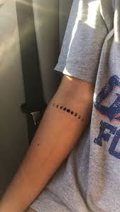 35 Erfullende Tattoo Ideen Ihre Aussagekraftigen Speicher Aufzeichnen In 2020 Arm Tattoos For Women Small Hand Tattoos Simple Arm Tattoos