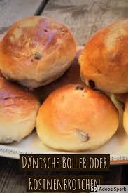 Danische Boller Oder Rosinenbrotchen Zum Selberbacken Rezept Rosinenbrotchen Lebensmittel Essen Susse Brotchen