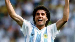 ¿cómo haría menotti para frenar al mejor maradona? Argentina 86 Vs Argentina 14 Quien Estaba Mejor Rodeado Maradona O Messi Marca Com