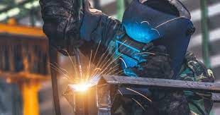 Soldador Esta Soldando Pecas De Metal Na Fabrica De Automoveis Welding Inspector Welding Welding Services