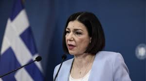 H αριστοτελία πελώνη γεννήθηκε στο μαυρομάτι. Aristotelia Pelwnh