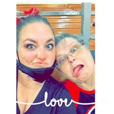 Leslie Stapp's Instagram, Twitter & Facebook