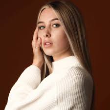 Joni Higgins's Instagram, Twitter & Facebook