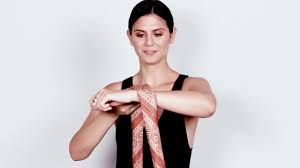 / à l'envers, coudre les bases des triangles ensemble (valeurs de couture de 1 cm). How To Wear A Bandana On Your Wrist Youtube