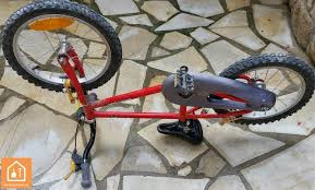Écrasez les poils du pinceau entre les doigts pour les aérer et faire tomber les poils qui ne tiennent pas. Repeindre Un Velo Un Jeu D Enfant Bricolage Facile