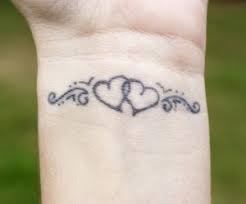 40 Petits Tatouages Coeur Qui Vont Vous Faire Chavirer Tatouage Coeur Petit Tatouage Tatouages De Poignet Interieure