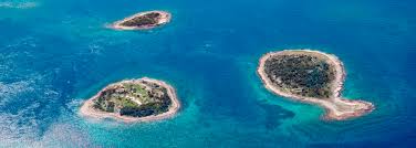 Ukupna im je površina samo sedam četvornih kilometara, ali je zaštićeno i okolno more pa je cijeli nacionalni park površine 34 km2. Brijuni National Park Tours Atistria Travel Agency