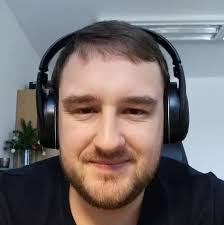 Ulicemi Jablonce nad Nisou místy až v rychlosti 140 km/h policistům ujížděl  s vozidlem řidič se zákazy řízení. K jeho zastavení museli použít PIT  manévr. Nyní již obviněný muž na svůj trest