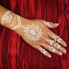 Tatouage à l'henné pour la main. 1001 Idees Pour Un Tatouage Henne Blanc Parfait Pour L Ete