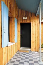 Une Maison Bardage Bois Avec Porte D Entree Moderne Entree Moderne Maison Moderne Bardage Bois