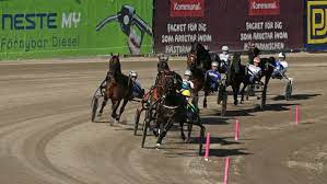 Loppet körs på solvalla och är en av världens största och mest prestigefulla travtävlingar. Rv Muitucfyx3m