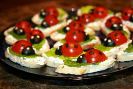 Um Aperitivo Criativo Torradinha Tomate Cereja Azeitona Preta Creme De Queijo Https Www Facebook C Drinks Receitas Alimento Fofo Ideias De Aperitivos