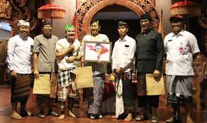 Ingatlah bahwa ketika anda memperkenalkan diri kepada seseorang yang usianya lebih muda, anda harus menggunakan gaya bahasa informal. Ny Putri Koster Gejala Degradasi Sudah Terasa Jangan Gengsi Gunakan Bahasa Bali Bali Tribune