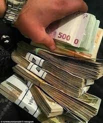 Plata este bazată în mare parte pe câți cititori ai. Poze Blog Imagini Cu Teancuri De Bani