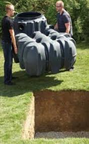 Regenwasser Flachtank Und Zwei Personen Regenwasser Zisterne Regenwassernutzung