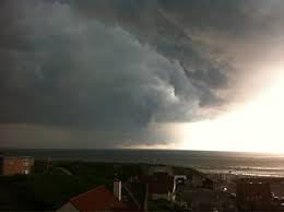 Na het noodweer wensen we u en uw naasten heel veel moed toe. Het Noodweer Bereikt Egmond Aan Zee Mooi Die Zon En Donk Flickr