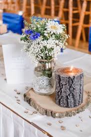 Rustikale Tischdekoration Mit Baumscheibe Bei Der Hochzeit Foto Gina Marry Hochzeit Vintage Hochzeit Rustikale Tischdekoration