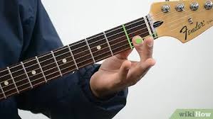 Den Akkord F Auf Der Gitarre Spielen Wikihow Macht euch also nicht verrückt, wenn die akkorde am anfang nicht richtig klingen wollen. den akkord f auf der gitarre spielen