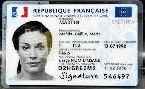 La nouvelle carte nationale d'identité pensée pour un usage plus pratique pour les français. La Nouvelle Carte D Identite Bilingue Francais Anglais Fait Polemique France Le Telegramme
