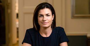 Varga judit magyar újságíróknak nyilatkozva hangsúlyozta, hogy a gyermekek nevelésének jogát nem lehet kivenni a családok kezéből, nem szabad átadni lobbicsoportok befolyásának. Varga Judit Csak Kibujt A Szog A Zsakbol Ripost