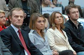 Polish politician donald tusk on thursday tweeted a photo of him pointing a pair of fingers toward president trump's back, a gesture some alarmed twitter users likened to a gun. Rodzina Premiera Donalda Tuska Kasia Michal Tusk Polska Newsweek Pl