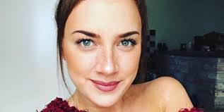 A tv2 zenei tehetségkutatójában a hamarosan anyai örömök elé néző tóth gabi helyére a nővére, tóth vera ugrik be most vasárnap és. Lebukott Igy Nez Ki Masnaposan Toth Gabi Cosmopolitan Hu