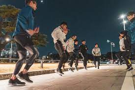 履いて走るだけでランニングフォームを分析する スマートシューズ orphe track のコーチングイベントを定期的に実施中 orphe trackが走り方を診断 コーチがアドバイス 目標達成をサポートします ひざの痛みやランナー膝でお悩みの方 マラソン完走を目指す方