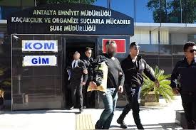 Kırıkkale'nin keskin i̇lçesinde t tipi kapalı cezaevinden bu sabah sincan kapalı cezaevine nakledilen alaattin çakıcı'nın adamlarına operasyon yapıldı. Alaattin Cakici Nin Adamlari Hakim Karsisinda Videolu Gundem Ileri Gazete