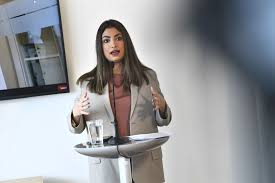 Vår reporter eva rogsten har träffat henne för en intervju om feminism, hennes vinnarskalle och hur hon först blev politiskt intresserad. Dadgostar Som Ingen Bryr Sig Om