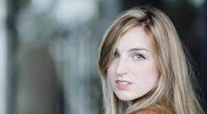 La miss météo du grand journal s'invite dans touche pas à mon poste. Le Grand Journal Decouvrez La Nouvelle Miss Meteo Alison Wheeler Mce Tv