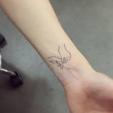 The shape effectively symbolizes the act of wearing the memory of the deceased on your sleeve. íƒ€íˆ¬ì´ìŠ¤íŠ¸ ê½ƒ On Instagram Tattoo Tattoos Tattooing Tattoowork Linetattoo íƒ€íˆ¬ ë¼ì¸íƒ€íˆ¬ Drawing Minitattoo ë¯¸ë‹ˆíƒ€íˆ¬ ì†ëª¨ì–'íƒ€íˆ¬ ì†íƒ€íˆ¬ íƒ€íˆ¬ì´ìŠ¤íŠ¸ Subtle Tattoos Tattoos Minimalist Tattoo