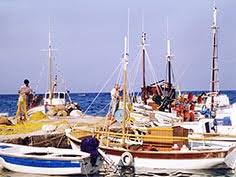 Mit dem boot gelangen sie auf die kleine vulkaninsel, deren eindrucksvollen krater sie besteigen können. Kos Kalymnos Nisyros Parianos Ch