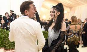 А на другой изображен сам маск в футболке «оккупируй марс». Grimes And Elon Musk Update Their Child S Perplexing Name Vanity Fair