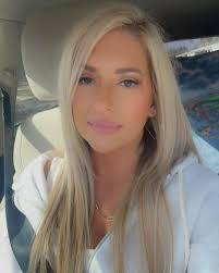 Laura Craycraft's Instagram, Twitter & Facebook