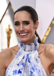 Louis Roe en los Oscar 2018 de Monique Lhuillier